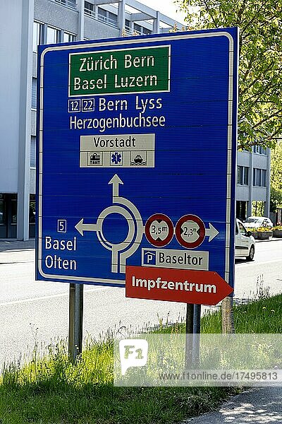 Verkehrsschild mit temporärem Hinweis zum Corona Impfzentrum  Baseltor  Stadt Solothurn  Kanton Solothurn  Schweiz  Europa