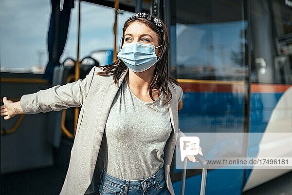 Junge Frau mit Schutzmaske verlässt den Bus in Faro  Portugal  Europa
