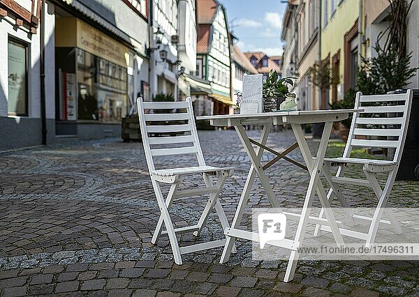 Holztisch und Stuhl in einer kleinen Gasse  Gelnhausen  Hessen  Deutschland  Europa
