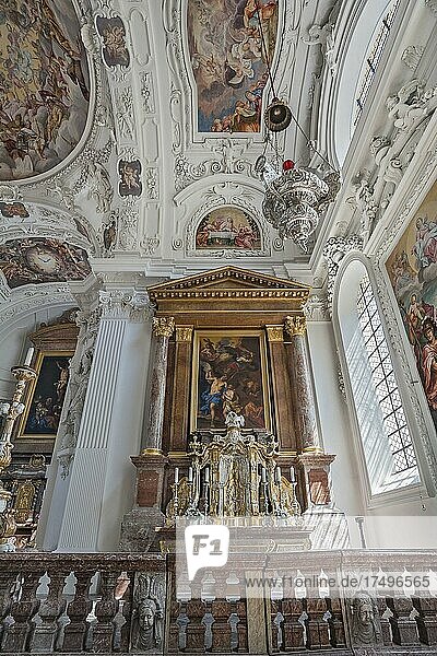 Innenansicht mit Seitenaltar und Fresken  Basilika St. Quirin  Kloster  Schloss Tegernsee  Oberbayern  Bayern  Deutschland  Europa