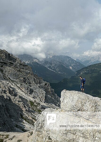 Wanderer auf einem Felsen  Auronzo di Cadore  Belluno  Italien  Europa