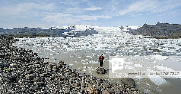 Frau vor Eislagune Fjallsárlón  Eisschollen vor Gletscher Vatnajökull  Hornafjörður  Island  Europa