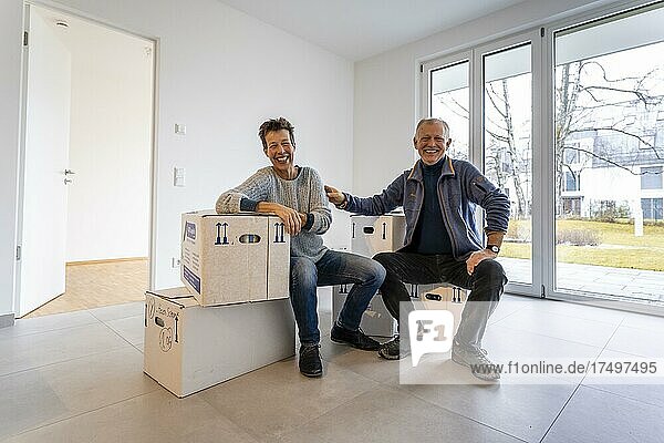Älteres Paar zieht in eine leere Wohnung ein  Wohnungsumzug  Deutschland  Europa