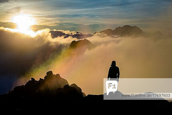 Wanderer auf dem Gipfel  Sonnenaufgang  Wolken  Regenbogen  Gipfel  ?winica Gipfel  Tatra-Gebirge  Polen  Europa