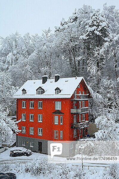 Rotes Haus bei leichtem Schneefall  Kempten  Allgäu  Bayern  Deutschland  Europa