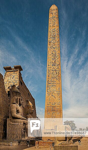Eingangspylon flankiert von zwei kolossalen Ramses-Statuen und Obelisk  Luxor-Tempel  Theben  Ägypten  Luxor  Theben  Ägypten  Afrika