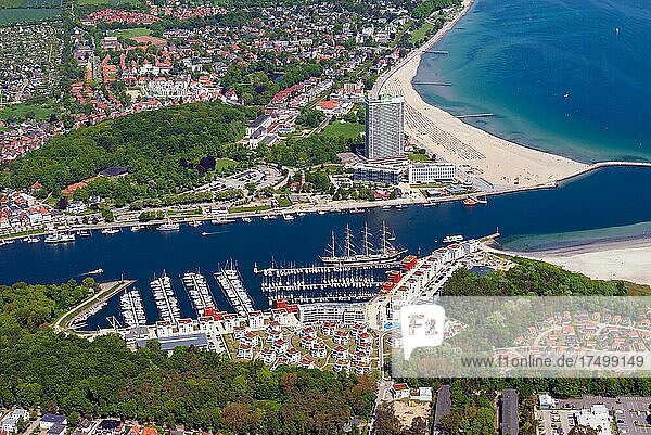 Luftbild der Travemündung in die Ostsee  Fluss  Meer  Hotel  Strand  Hafen  Passat  Haus  Wohnen  Wasser  Travemünde  Schleswig Holstein  Deutschland  Europa