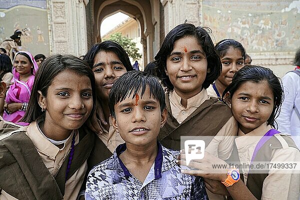 Jugen und Mädchen  Schulausflug in Jodhpur  Rajasthan  Indien  Asien
