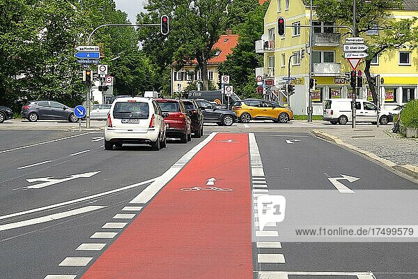 Roter Fahrradweg zwischen den Autospuren  München  Bayern  Deutschland  Europa