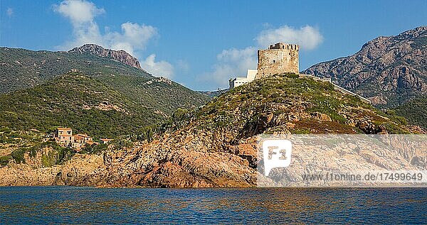 Genueserturm beim Dorf Girolata mit treppenfoermig angelegten Häusern im Naturreservat von Scandola  Korsika  Girolata  Korsika  Frankreich  Europa