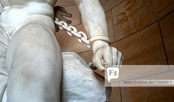Detailfoto der Prometheus Skulptur an der Nationalgalerie auf der Museumsinsel  Berlin  Deutschland  Europa