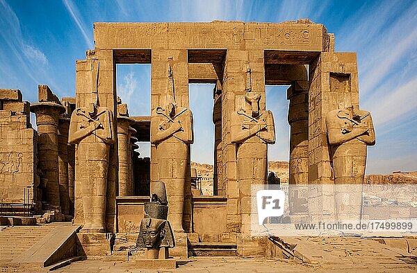 2. Hof mit Osiris-Statuen  davor Kopf einer Statue von Ramses II. Ramesseum  Totentempel von Ramses II. Luxor  Theben-West  Ägypten  Luxor  Theben  West  Ägypten  Afrika