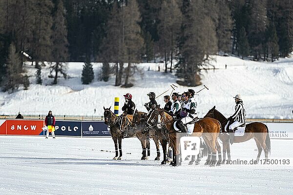 Team Badrutt´s Palace Hotel (schwarz) und Team Aserbaijan Land of Fire (weiß) während der Teampräsentation  36. Snow Polo World Cup St. Moritz 2020  St. Moritzersee  St. Moritz  Graubünden  Schweiz  Europa