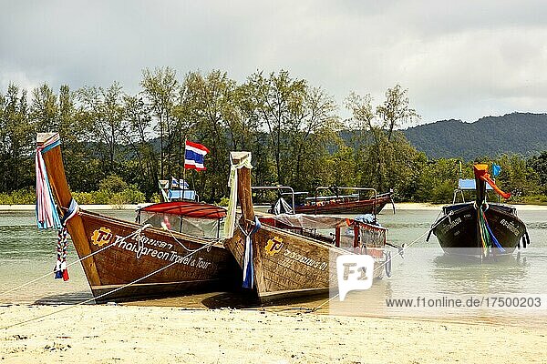 Fischerboote am Ao Nang Beach  Krabi fishing boats  Ao Nang Beach  Krabi  Ao Nang  Krabi  Thailand  Asien