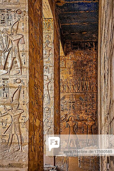 Farblich gut erhaltene Reliefs an den Decken  Architraven  Wänden und Säulen im 2. Hof  Medinet Habu  Totentempel Ramses III. Luxor  Theben-West  Ägypten  Luxor  Theben  West  Ägypten  Afrika