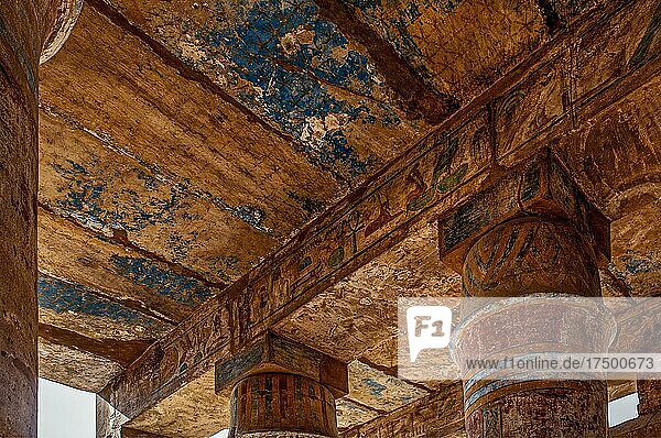 Dekorationen des Tempel-Ach-menu von Thutmosis III. lassen erahnen  wie farbig diese Festhalle gestaltet war  Karnak-Tempel  Luxor  Theben  Ägypten  Luxor  Theben  Ägypten  Afrika