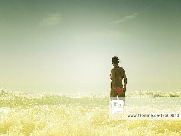 Im Meer badende Frau am Strand  Andalusien  Spanien  Europa