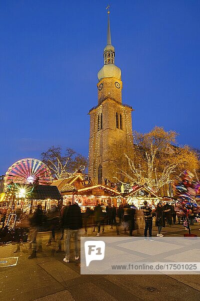 Weihnachtsmarkt Dortmund vor der Kirche St. Reinoldi  Blaue Stunde  Dortmund  Ruhrgebiet  Nordrhein-Westfalen  Deutschland  Europa