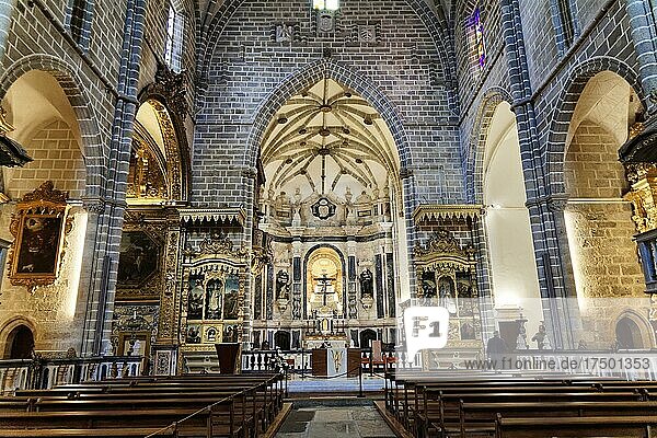 Innenraum der Kirche Ireja de Sao Francisco  gothischer Stil  Evora  UNESCO Weltkulturerbe  Alentejo  Portugal  Europa