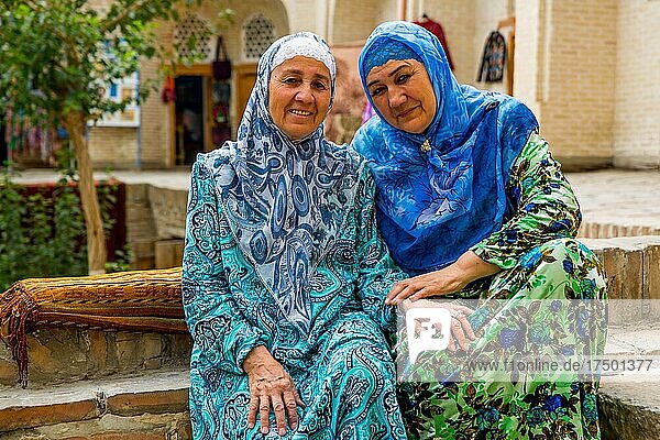 Frauen in typischer Kleidung  Karawanserei Sayfudding  Handelsgewoelbe  Buchara  die Heilige Stadt  Usbekistan  Usbekistan  Asien