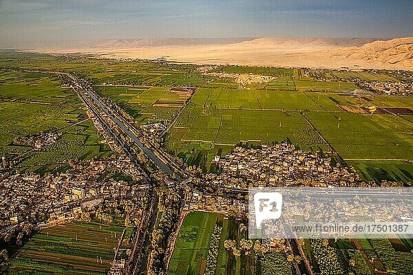 Eine klare Grenze trennte das fruchtbare vom unfruchtbaren Land  Luxor aus der Vogel-Perspektive im Heissluftballon  Theben  Ägypten  Luxor  Theben  Ägypten  Afrika