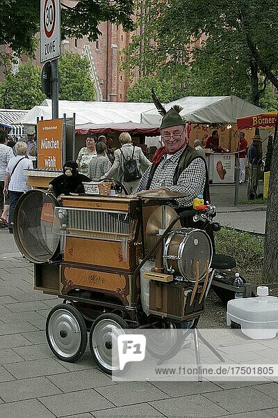 Mann spielt Drehorgel auf Auer Dult  Drehorgelspieler auf Jahrmarkt  München  Bayern  Deutschland  Europa