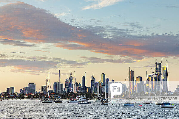 Australien  Victoria  Melbourne  Yachten schweben in der Abenddämmerung vor der Skyline der Stadt