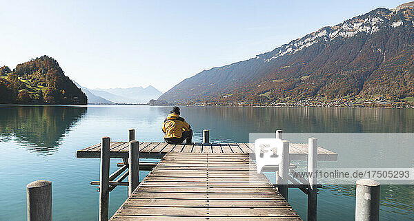 Tourist blickt auf Berge am Pier Interlaken  Schweiz