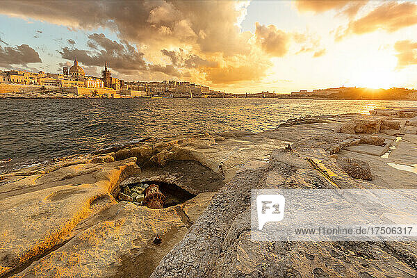 Malta  Sliema  Küste der Halbinsel Tigne Point bei stimmungsvollem Sonnenuntergang mit der Stadt im Hintergrund