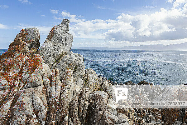 Zerklüftete Felsen an der Atlantikküste  Wellen auf der Wasseroberfläche.