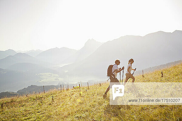 Paar beim Wandern in den Bergen  Achenkirch  Österreich
