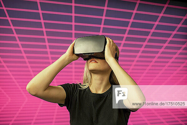 Wissenschaftlerin blickt durch Virtual-Reality-Simulator auf Gittermuster