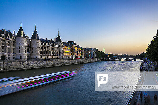 Kreuzfahrtschiff in der Seine vor klarem blauen Himmel bei Sonnenaufgang  Paris  Frankreich