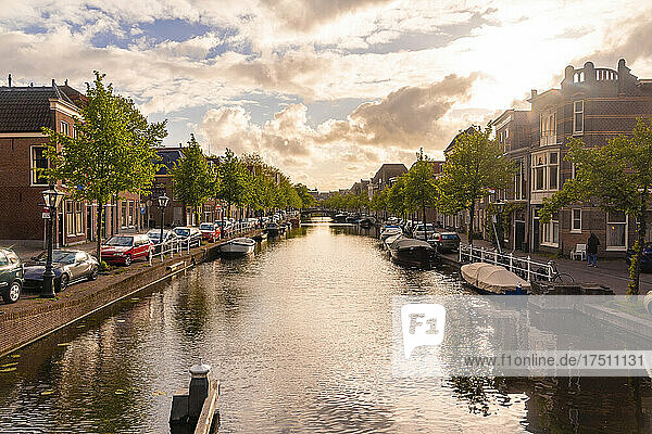 Niederlande  Südholland  Leiden  Oude Rijn-Kanal bei Sonnenuntergang