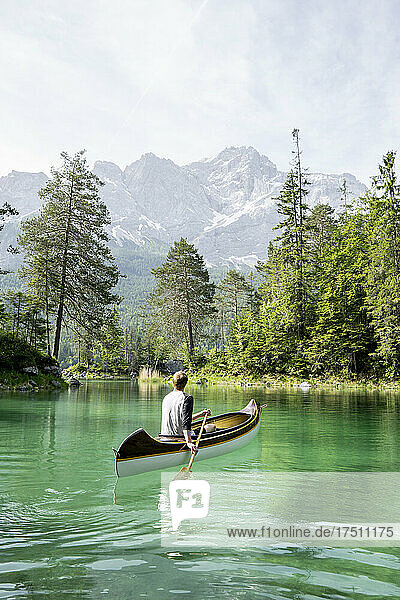 Kanufahrer auf dem Eibsee  Bayern  Deutschland
