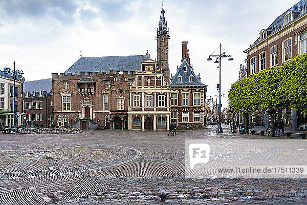 Niederlande  Nordholland  Haarlem  leerer Grote Markt mit Rathaus im Hintergrund
