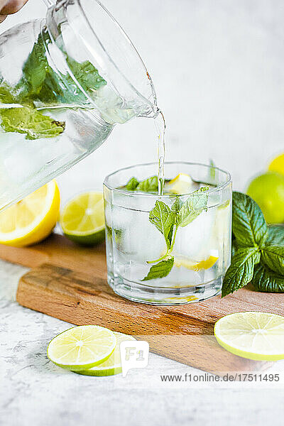 Detox-Wasser mit Zitrone  Limette und Minze und Eiswürfeln