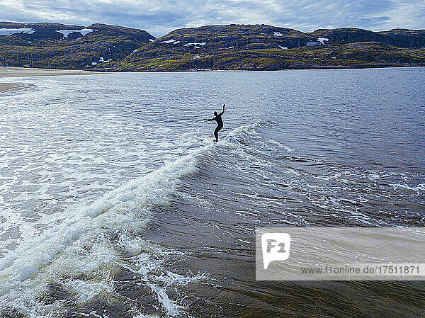 Russland  Region Murmansk  Bezirk Kolsky  Teriberka  Surfer auf den Wellen der Barentssee  Luftaufnahme