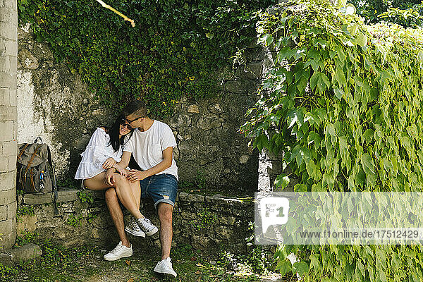 Junges verliebtes Paar sitzt auf einer Bank  Bellagio  Italien
