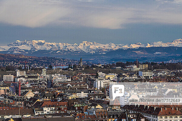 Schweiz  Zürich  Stadtbild mit schneebedeckten Bergen im Hintergrund  Luftaufnahme