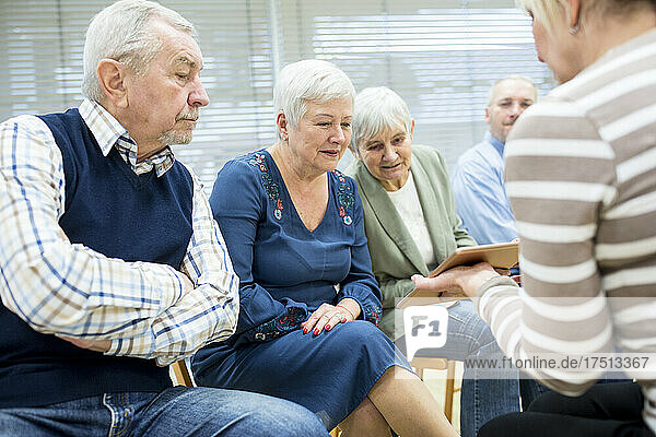 Senioren im Altersheim nehmen an einer Gruppenveranstaltung teil