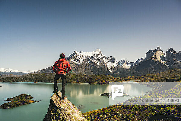 Mann steht auf einem Felsen am Pehoe-See im Nationalpark Torres Del Paine  Chile  Patagonien  Südamerika