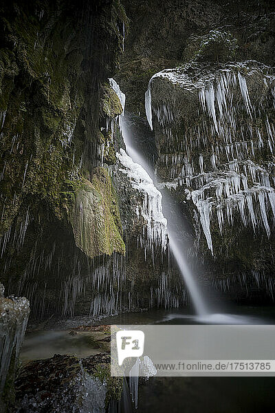 Hinanger Wasserfall im Winter  Bayern  Deutschland