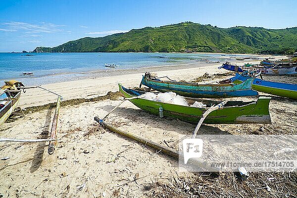 Traditionelle Fischerboote am Strand von Kuta im traditionellen Fischerdorf von Kuta Lombok  Indonesien  Asien