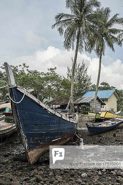 Reparatur von alten Fischerbooten  Insel Pulau Weh  Provinz Aceh  Sumatra  Indonesien  Asien