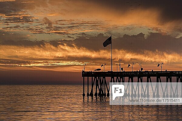 NOV 2020  VENTURA  CA   USA - Sonnenuntergang über dem Pazifik  Ventura Pier  Ventura  CA.