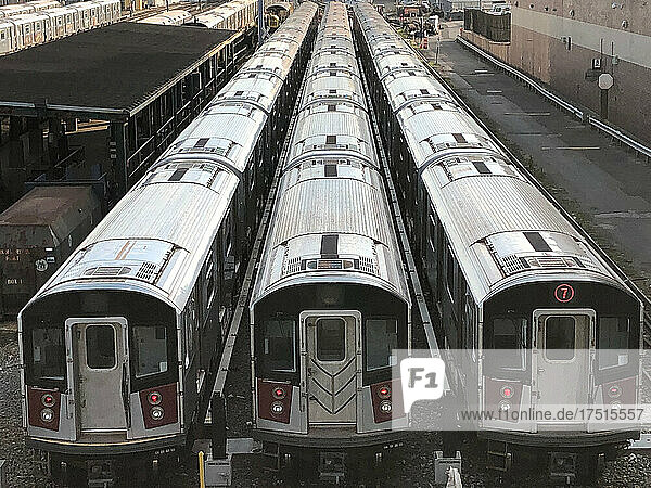 Züge der Linie 7 in einem U-Bahnhof  Willets Point  Queens  NY