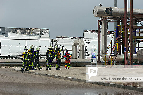 Firefighters analyzing a rescue situation in a practice.