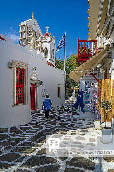 View of shops in narrow street in Mykonos Town  Mykonos  Cyclades Islands  Greek Islands  Aegean Sea  Greece  Europe