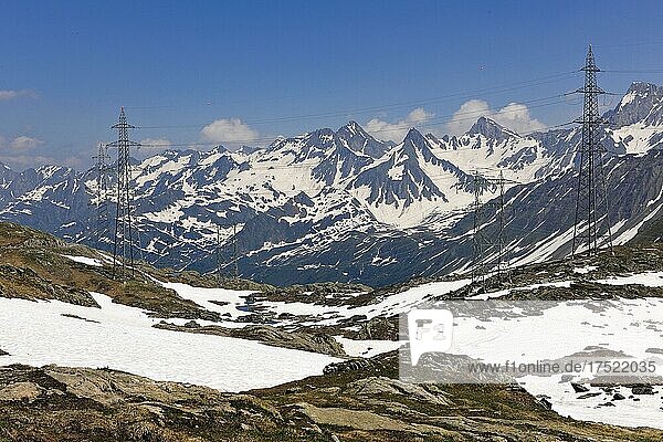 Blick auf Strommasten Überlandleitungen Energieversorgung in Hochgebirge  Hochalpen  Nufenenpass  Wallis  Schweiz  Europa